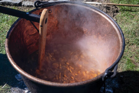 A cauldron of snitz being made into apple butter.